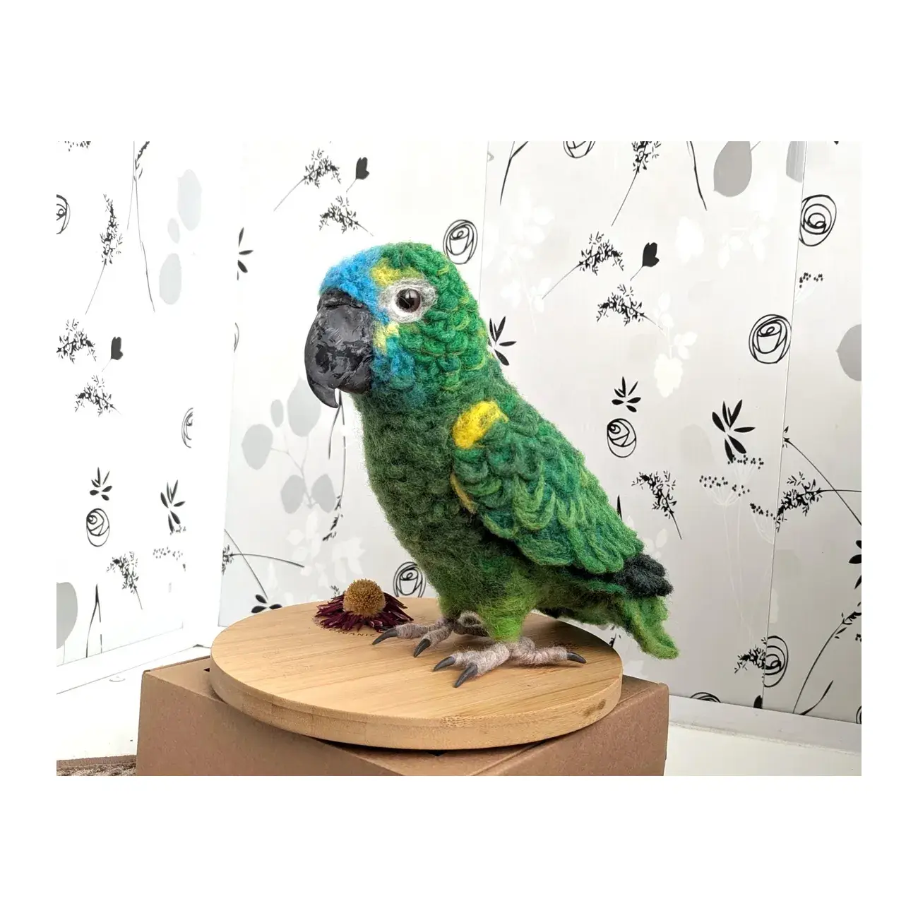 Sculpture en feutre d'un perroquet amazone à front bleu | Fait main