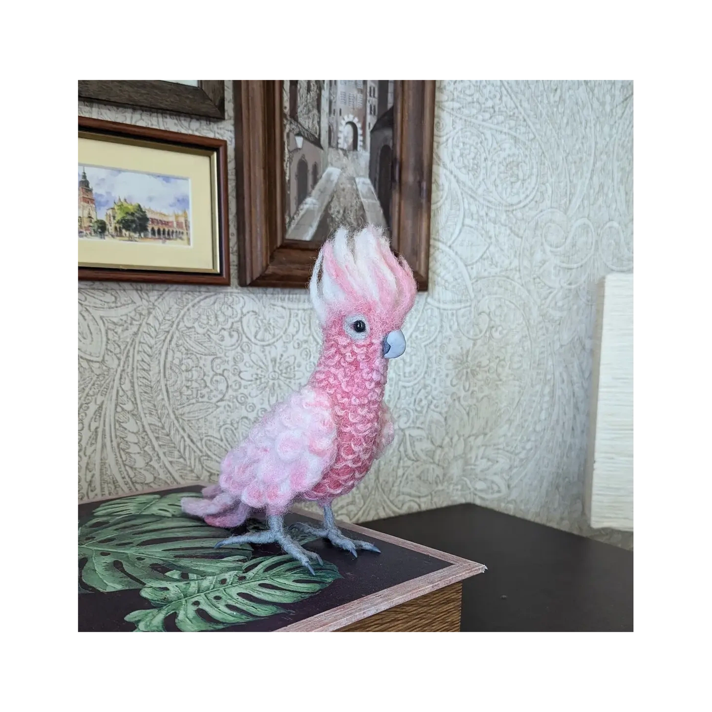 Sculpture en feutre d'un cacatoès galach | Fait main | Rose