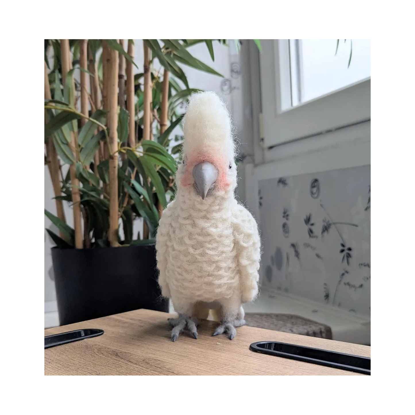 Sculpture en feutre d'un cacatoès de Goffin | Fait main | Blanc