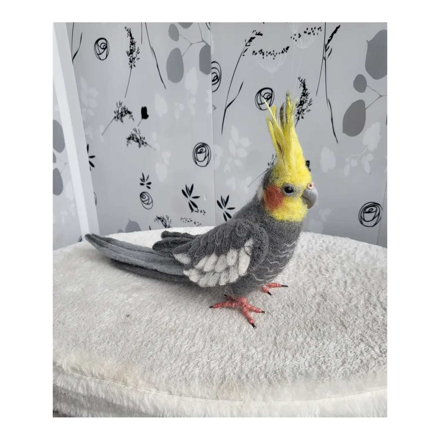 Sculpture en feutre de laine représentant une perruche calopsitte | Fait main | Gris
