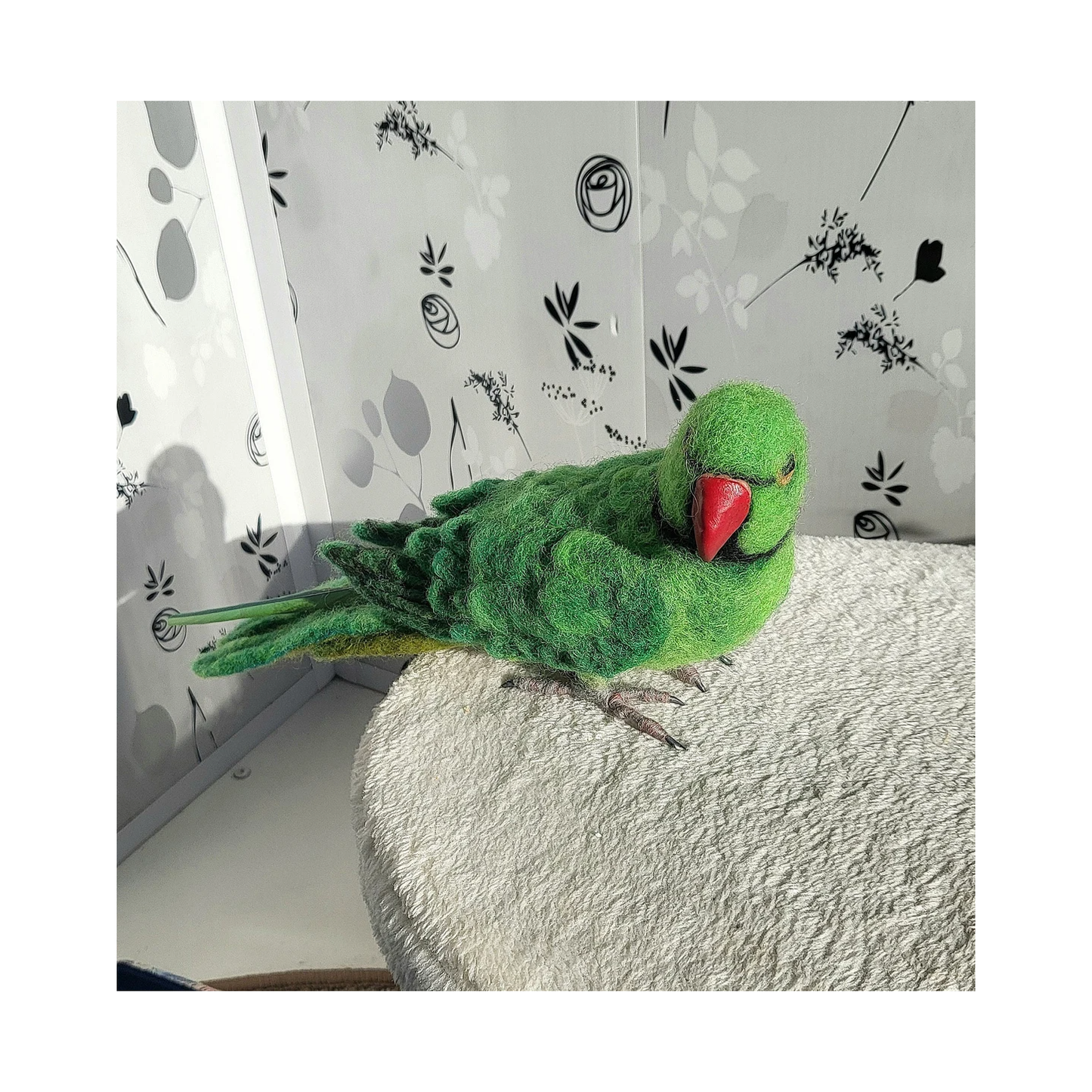 Sculpture en feutre d'un perroquet à collier indien | Fait main